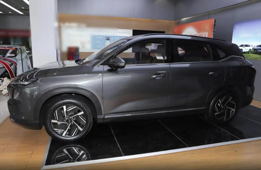热门纯电大5座SUV,星光S对上银河E5,12万预算选谁?