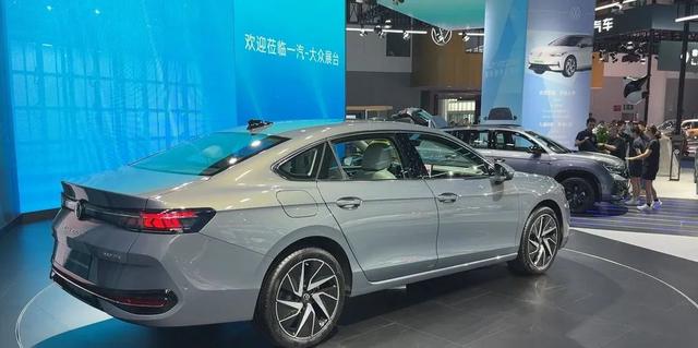 全新迈腾终于降价,比帕萨特漂亮,2.0T+220匹+9气囊,18万起售-有驾 全新迈腾终于降价,比帕萨特漂亮,2.0T+220匹+9气囊,18万起售-有驾