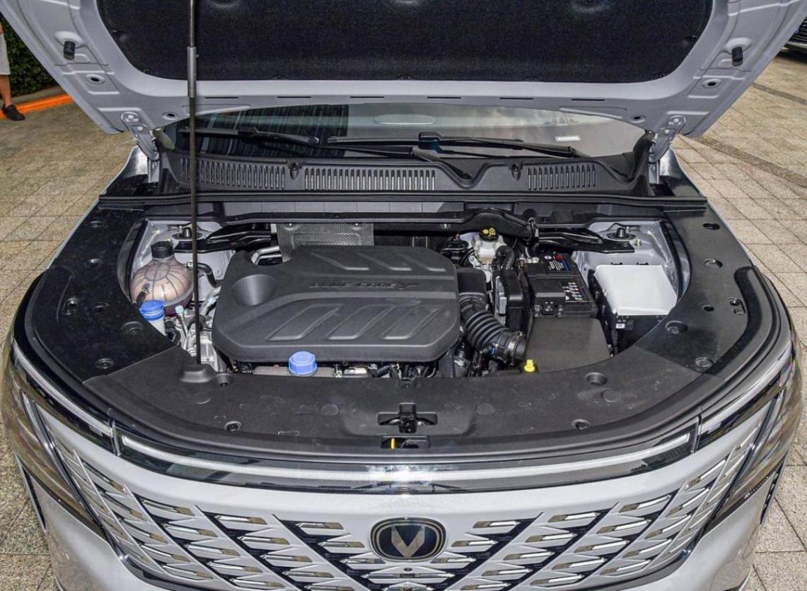 长安CS75PLUS月销超2万台!1.5T爆192马力,四轮独悬+油耗6.89L,真香! 1400x0_1_q95_autohomecar__ChxkPWa8cMiAQa8sACm_ryO-vh8014