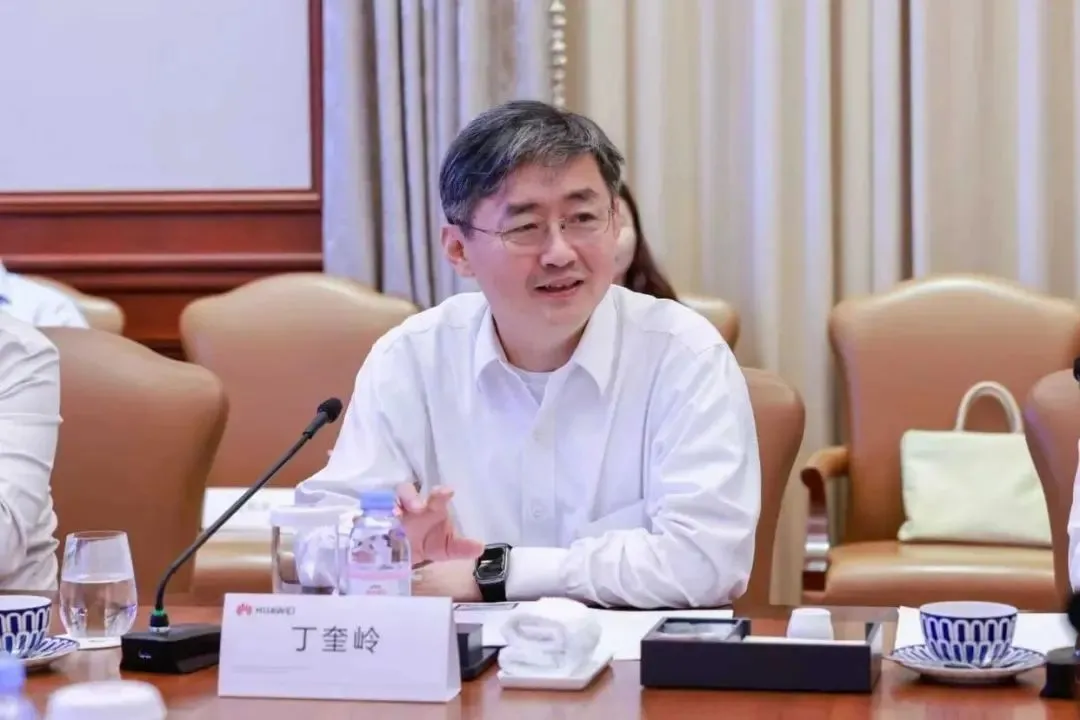 上海交大和华为有着20多年的合作历史，双方在先进光技术、AI集群网络、基础软件下一代操作系统、云调度与数字信任等领域已有深入合作与重要成果。丁奎岭校长表示，学校愿与华为在更多领域开展进一步的合作和交流，推进科研与产业的深度融合，合力为国家关键领域、世界技术领域关键问题的突破做出贡献。