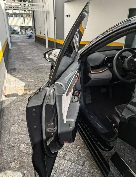 全球首辆！极氪001防弹版现身巴西：安全感直接拉满