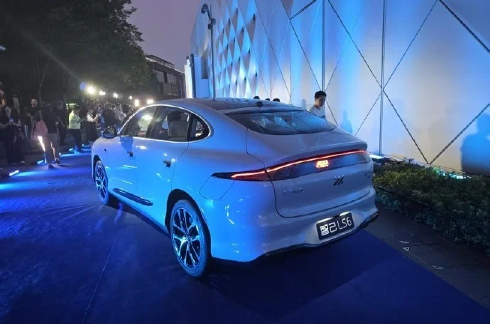 新一代智己LS6上市：起售价20.99万，搭载800V超快充+智慧四轮转向