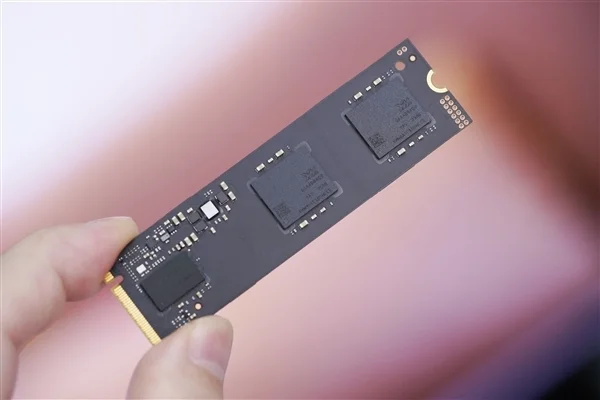 疾速7000MB/s！长江存储PC450 1TB SSD图赏