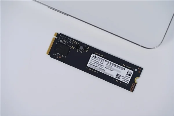 疾速7000MB/s！长江存储PC450 1TB SSD图赏
